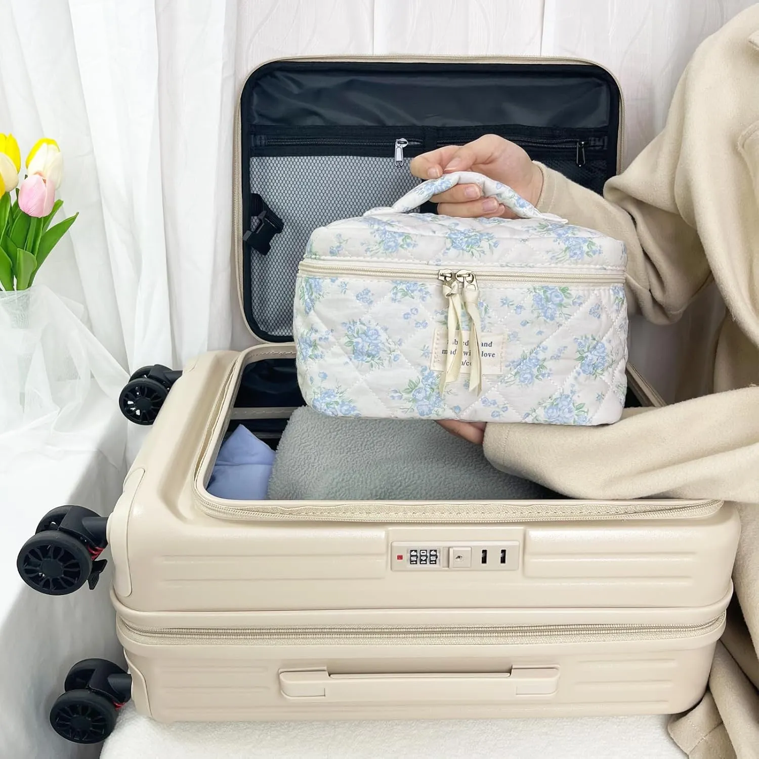 Large Travel Quilted Makeup Bag for Women, Floral Cotton Cosmetic Bag Cute Coquette Aesthetic Floral Toiletry Organizer Bag for Girls Little Blue Rose Cosmetic Zipper Storage Bag